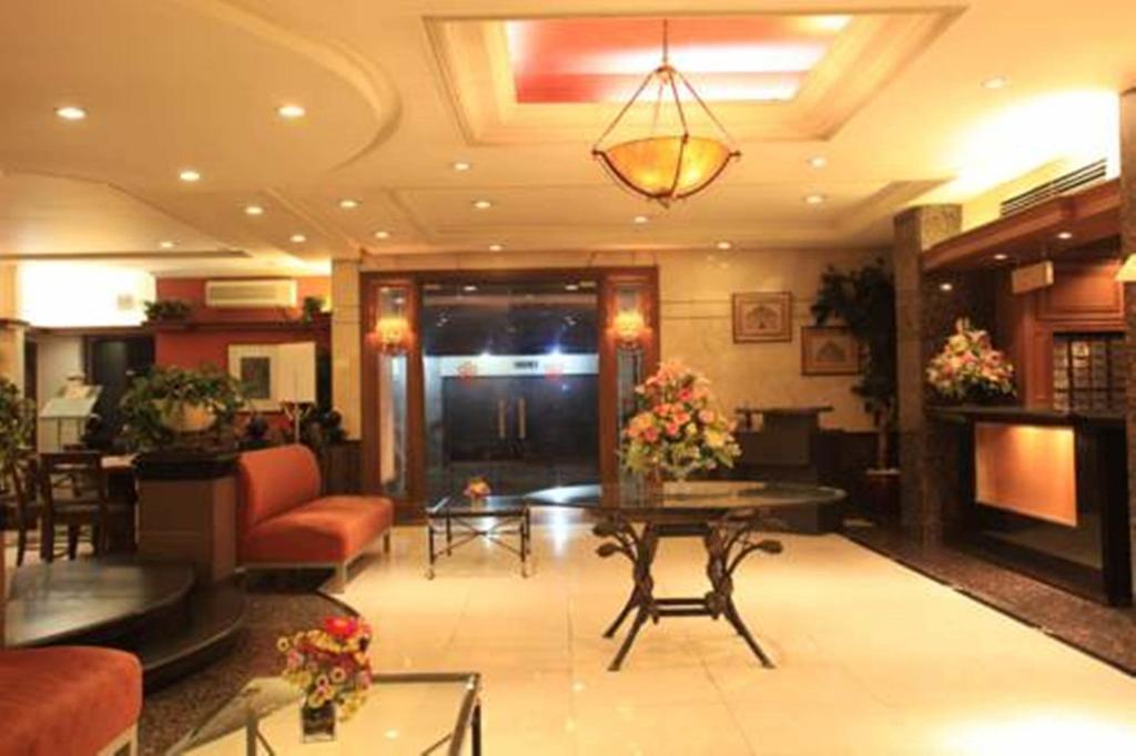Mabini Mansion Hotel & Residential Suites Манила Экстерьер фото