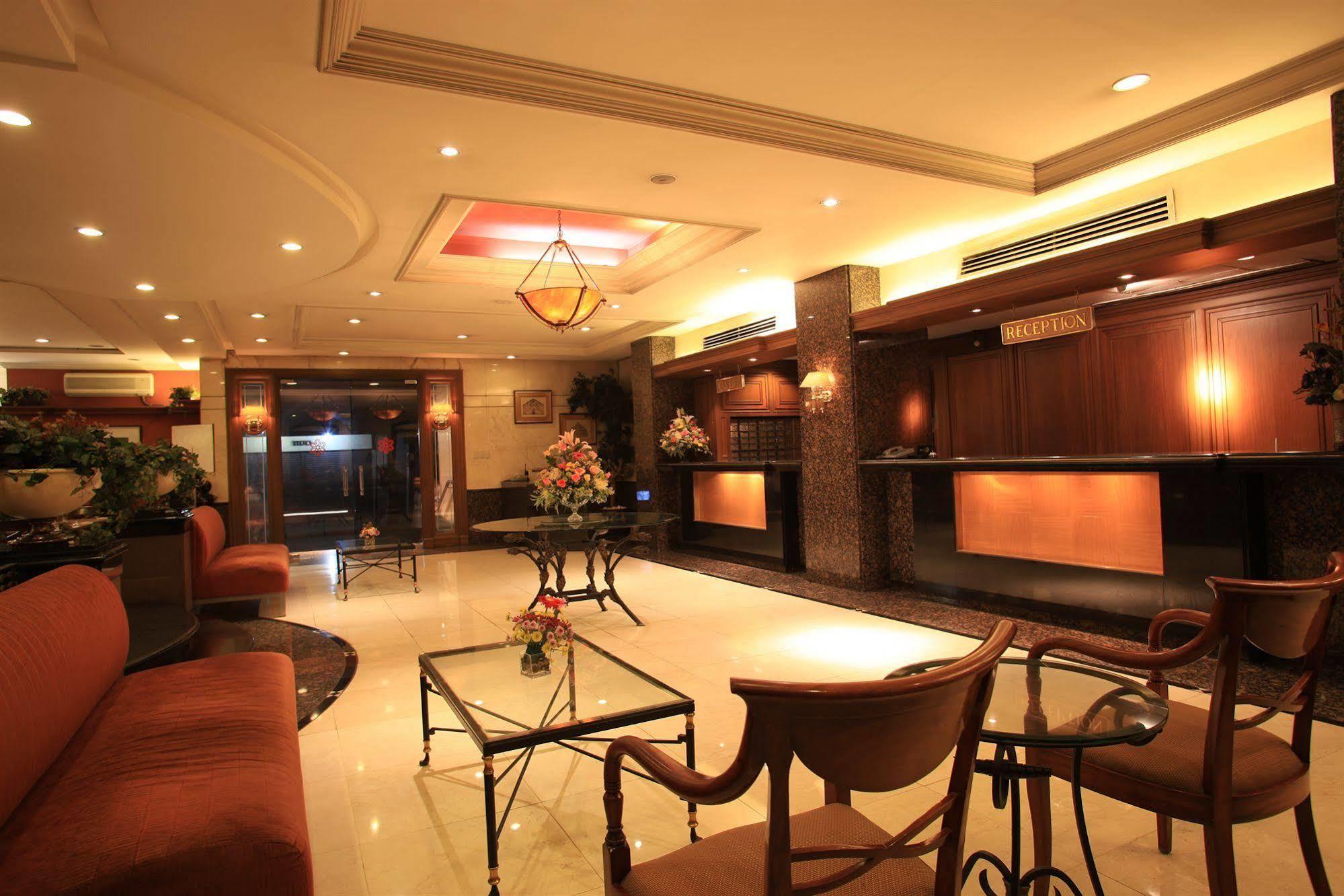 Mabini Mansion Hotel & Residential Suites Манила Экстерьер фото