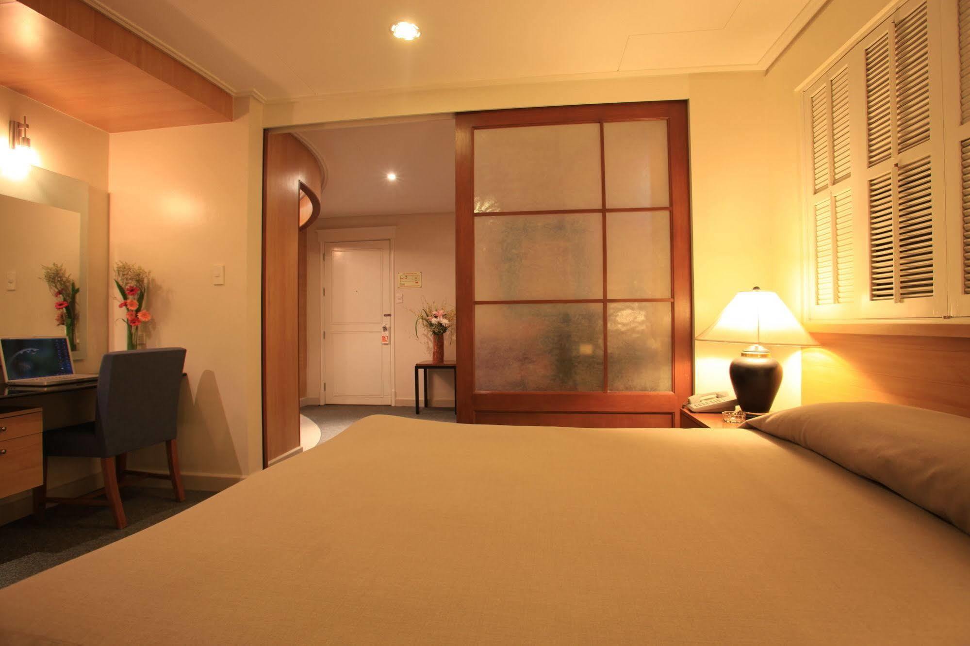 Mabini Mansion Hotel & Residential Suites Манила Экстерьер фото