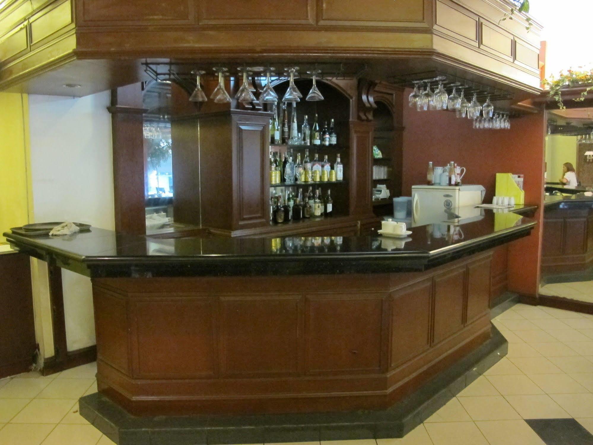 Mabini Mansion Hotel & Residential Suites Манила Экстерьер фото