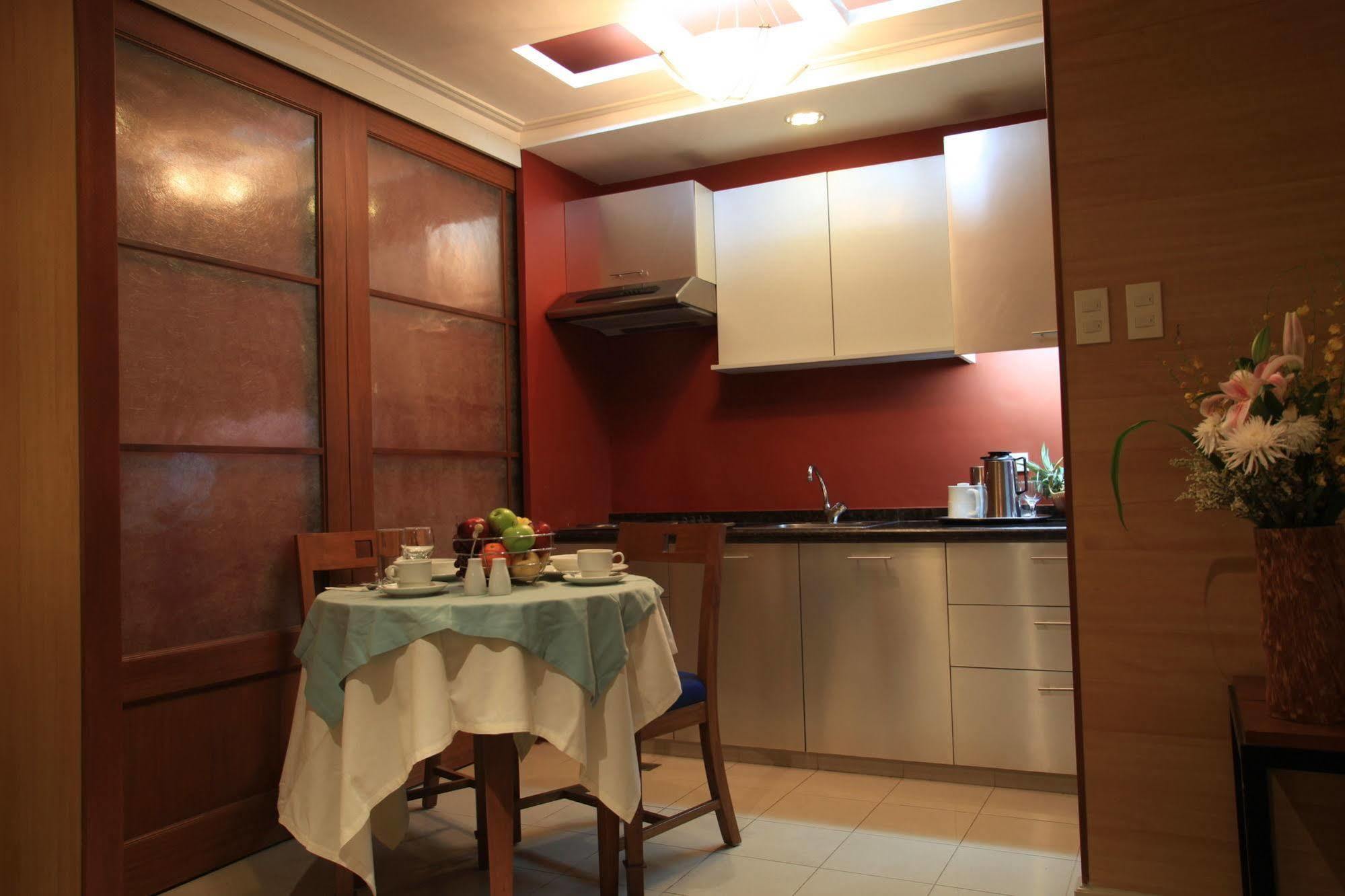 Mabini Mansion Hotel & Residential Suites Манила Экстерьер фото
