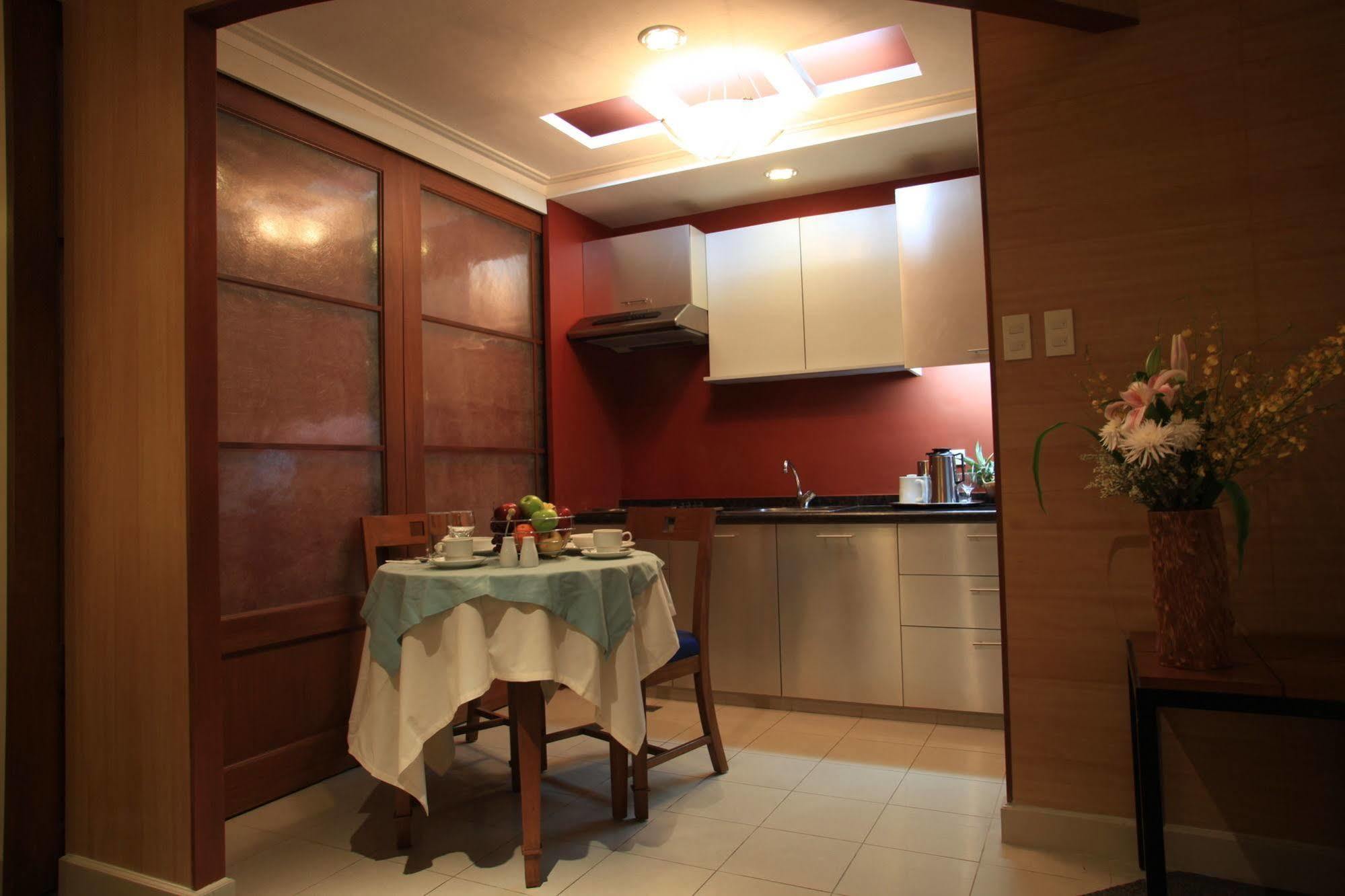 Mabini Mansion Hotel & Residential Suites Манила Экстерьер фото