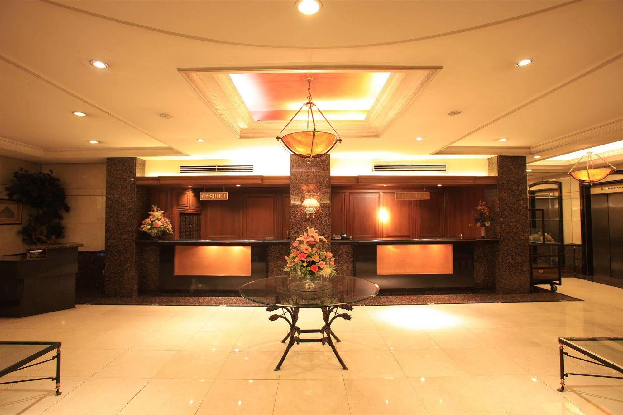 Mabini Mansion Hotel & Residential Suites Манила Экстерьер фото